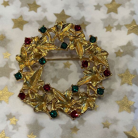 Christmas Holiday‎ Wreath Pin 1.5" Brooch Red Green Rhinestones Gold Plated MCM - Picture 1 of 4
